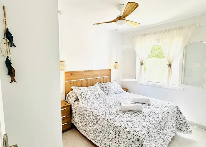 Bonito Con Piscina A 50 Metros De La Playa!